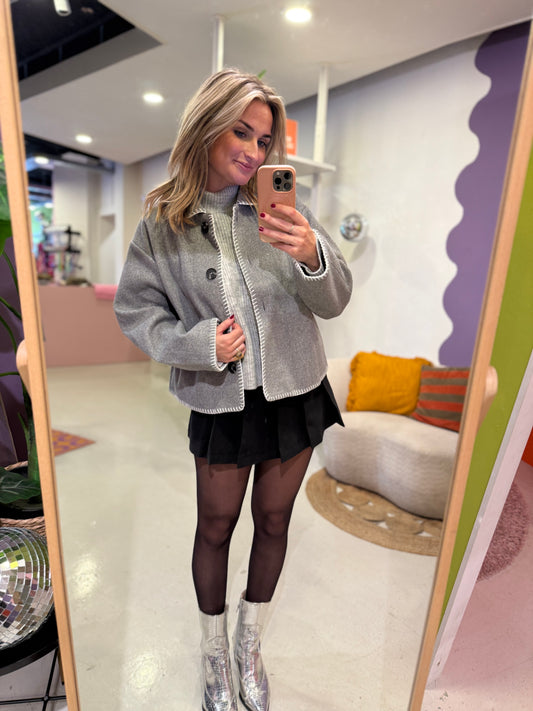 Grijze jas met contrasterend stiksel