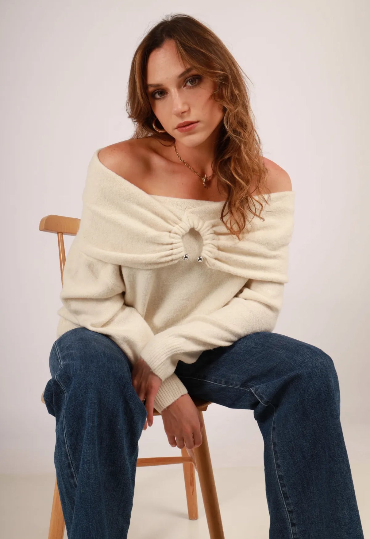 Off-shoulder trui met detail aan voorkant grijs