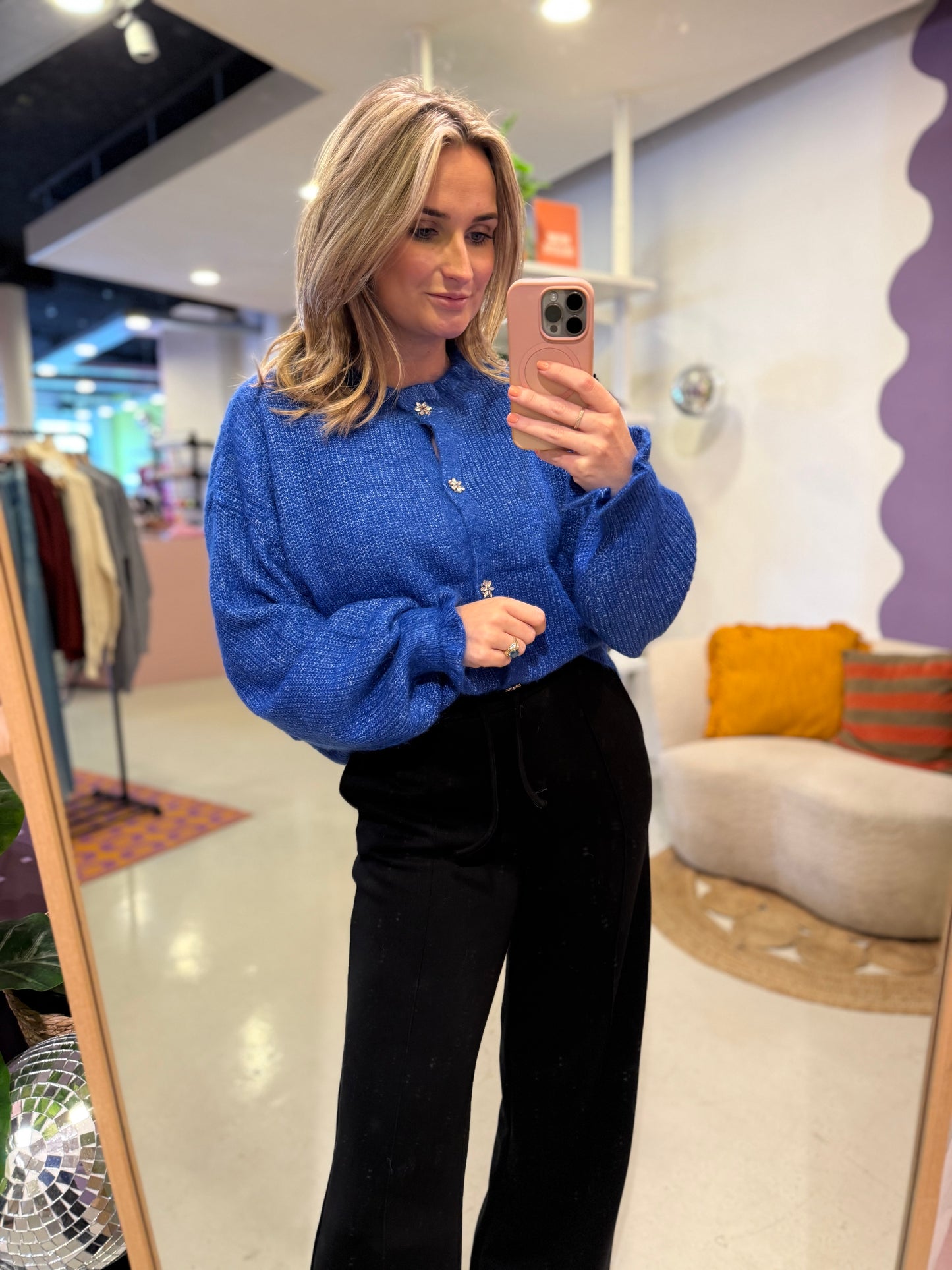 Gebreid cobalt vest met glitter knopen