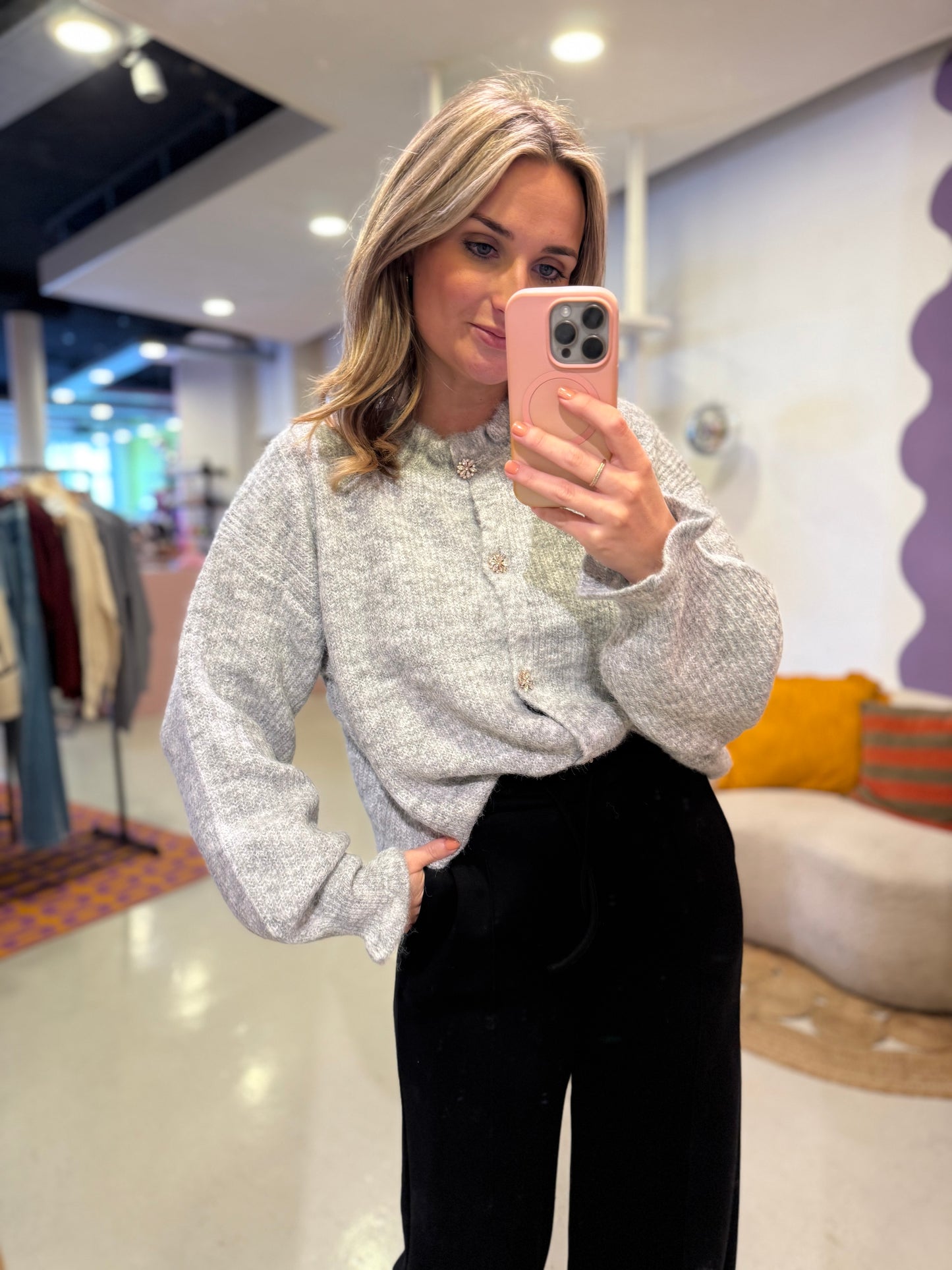 Gebreid grijs vest met glitter knopen