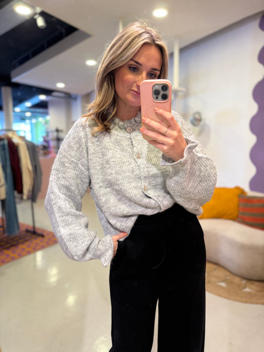 Gebreid grijs vest met glitter knopen