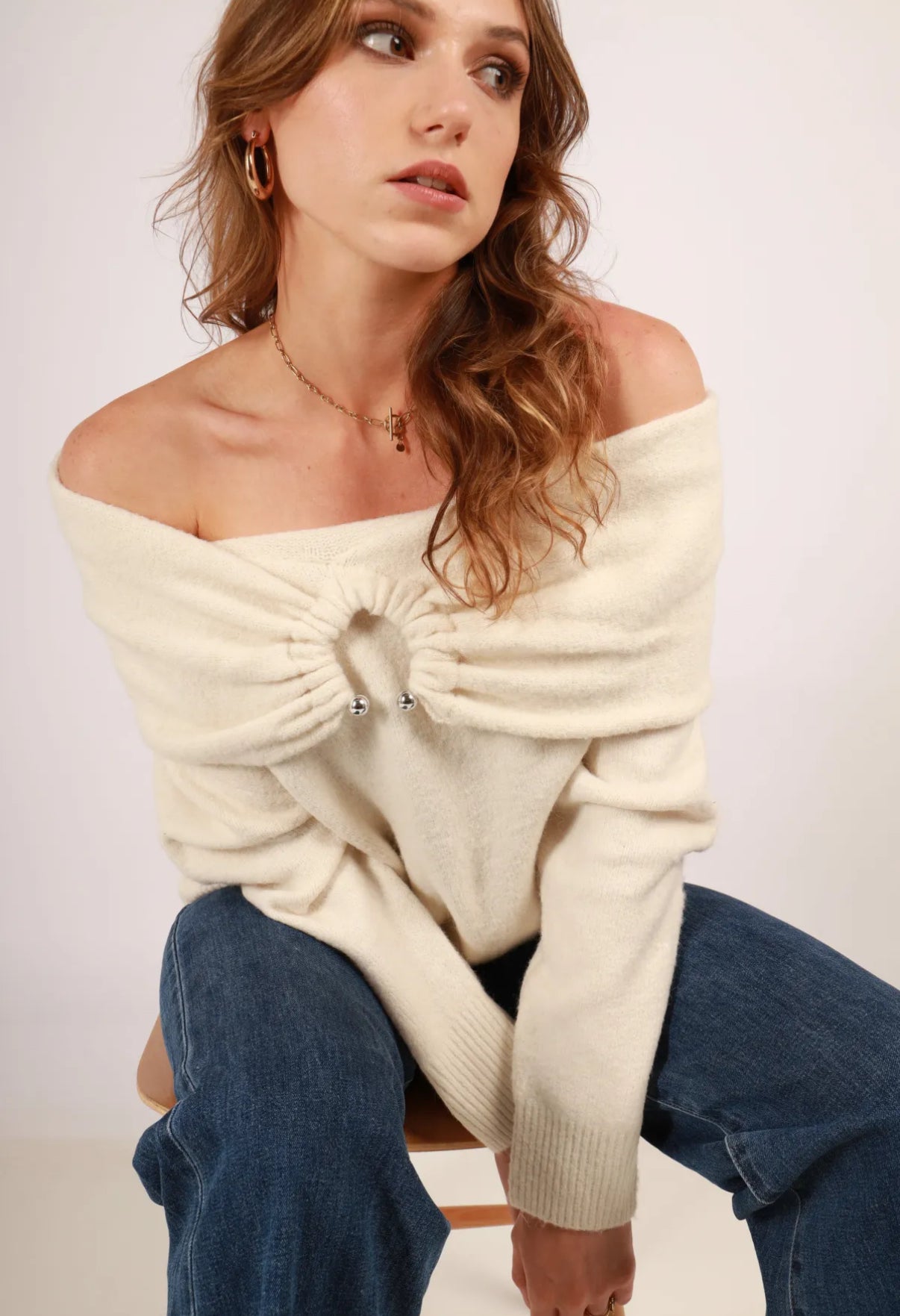 Off-shoulder trui met detail aan voorkant ecru