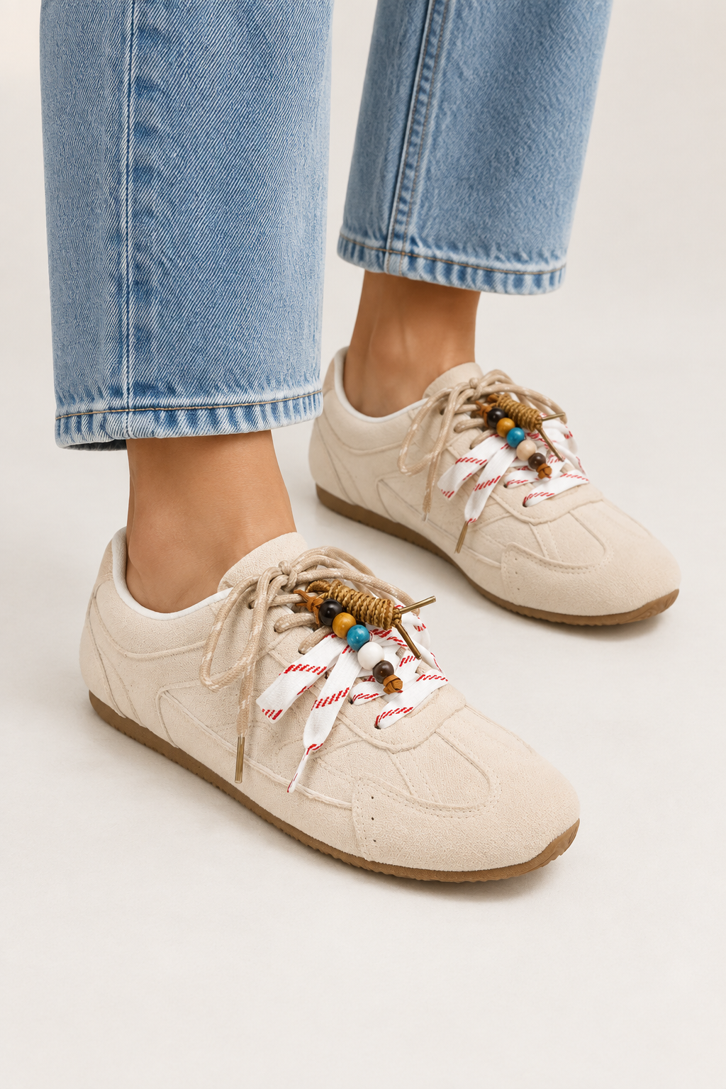 Beige sneaker suede look met kralen