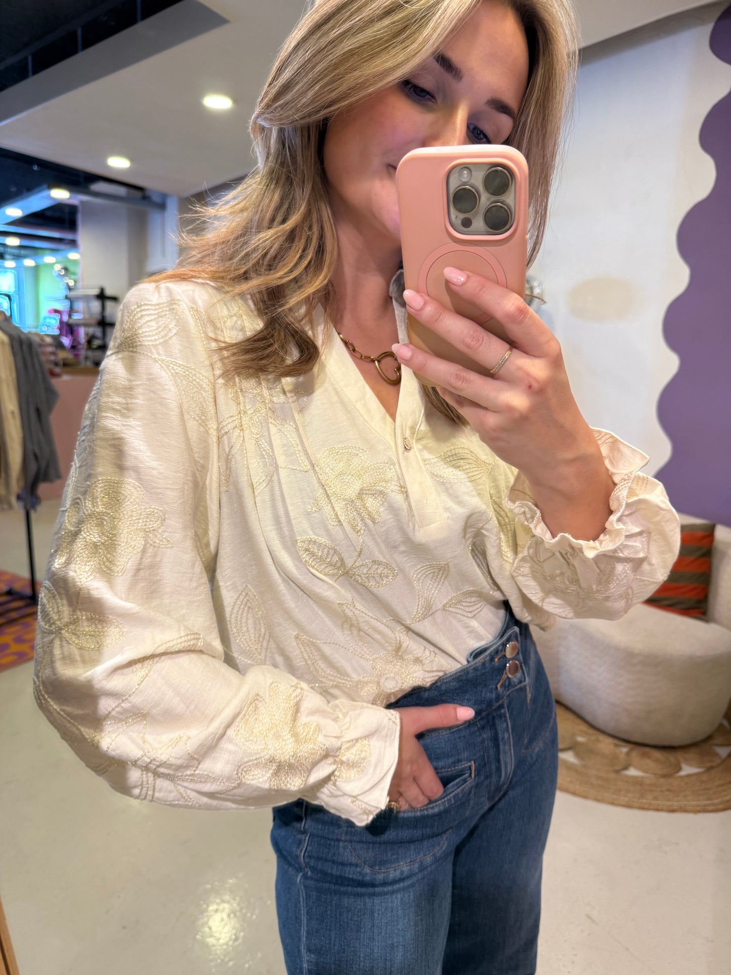 Ecru blouse met ruffle kraag en glitter bloemen print
