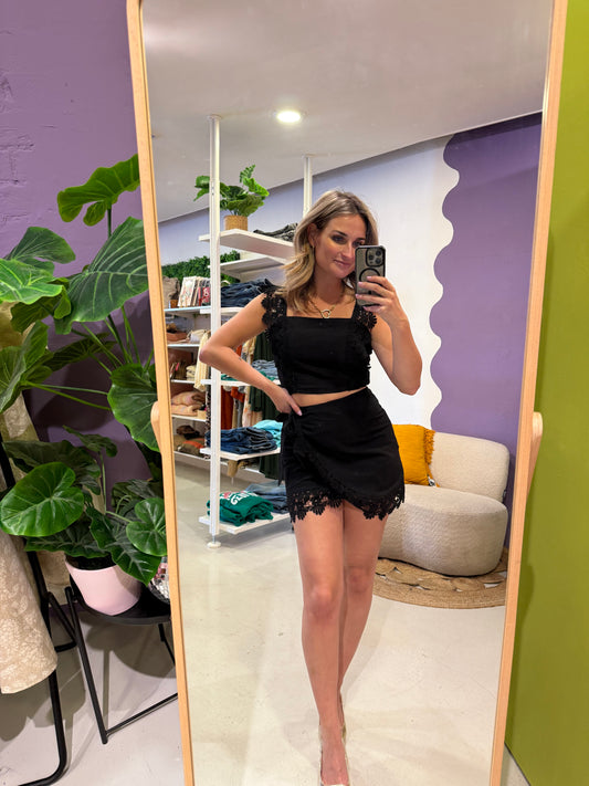 Zwarte overslag rok met kanten randje