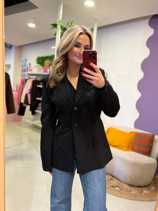 Zwarte getailleerde blazer met strik