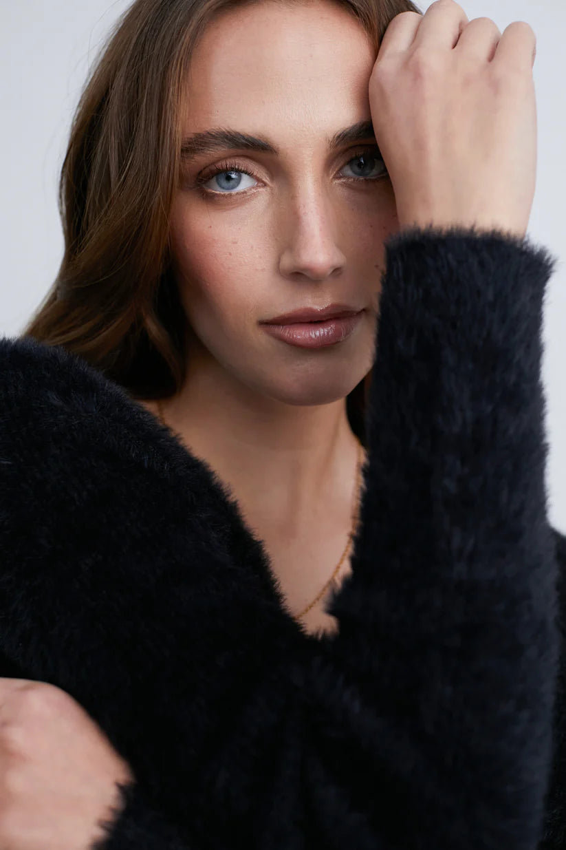Zwarte fluffy wikkeltop