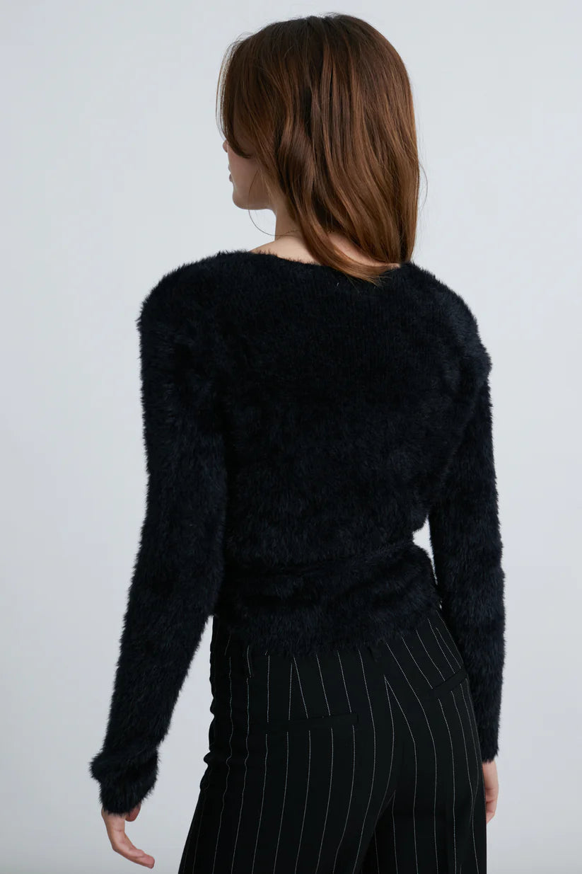 Zwarte fluffy wikkeltop