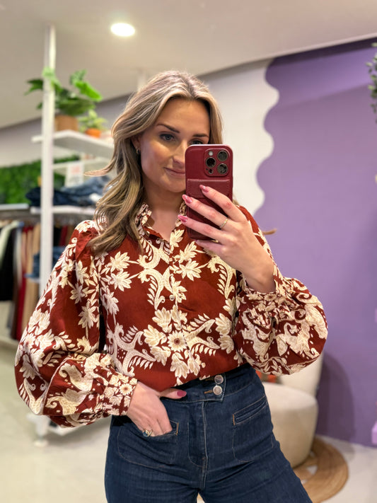 Blouse bordeaux met print en ballonmouw