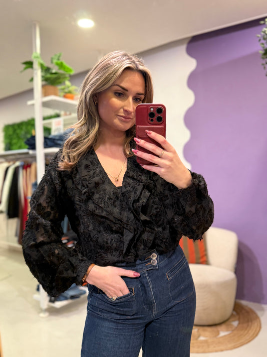 Blouse zwart ruffle met fluffy details