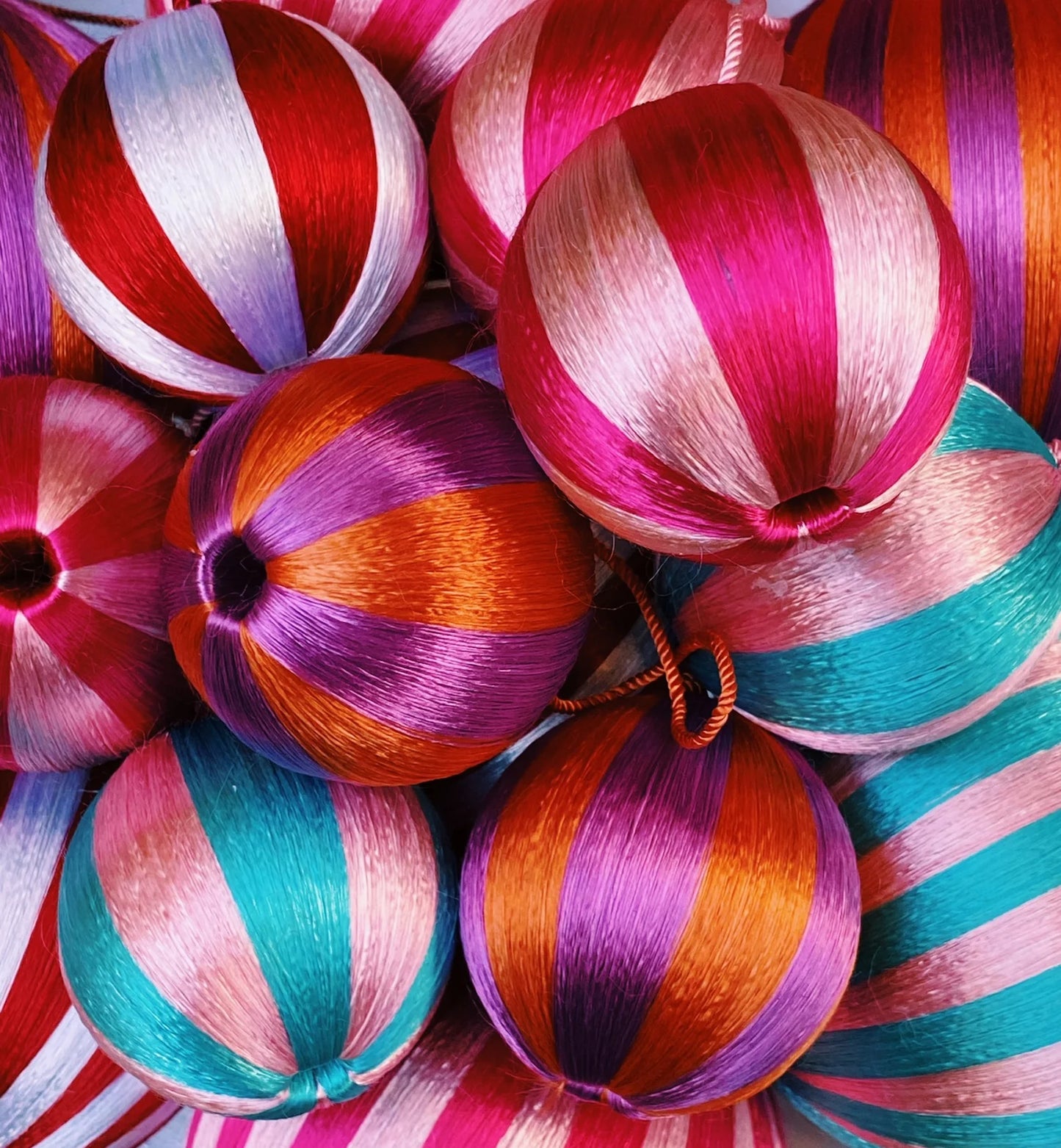 Small Corded red and white Stripe Ornament PER STUK