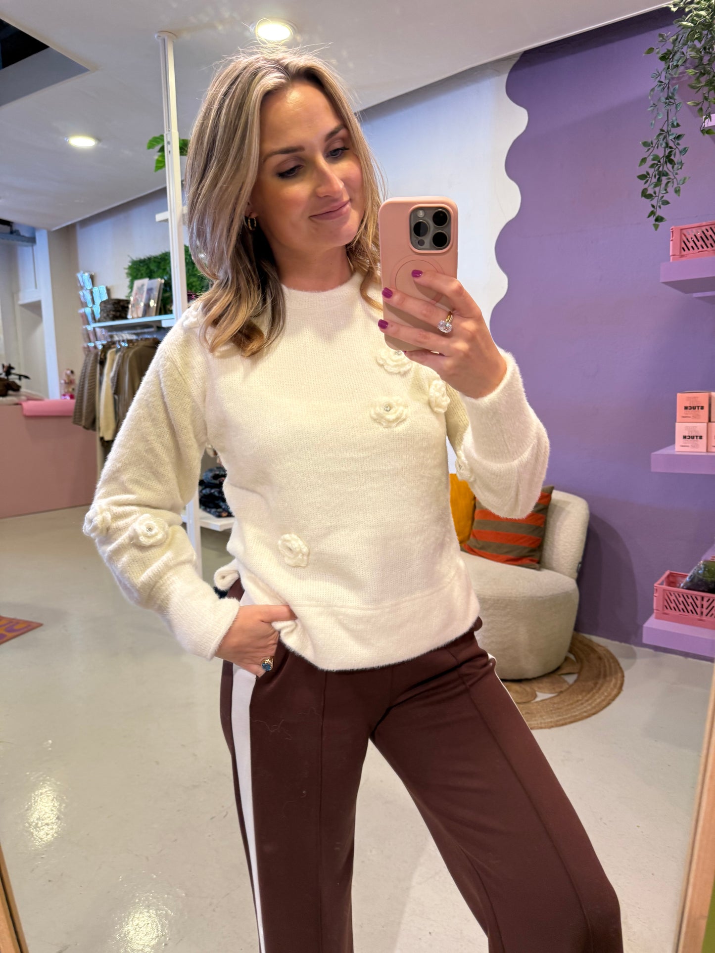 Zachte ecru trui met bloemen details