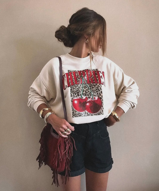 Witte sweater cherry