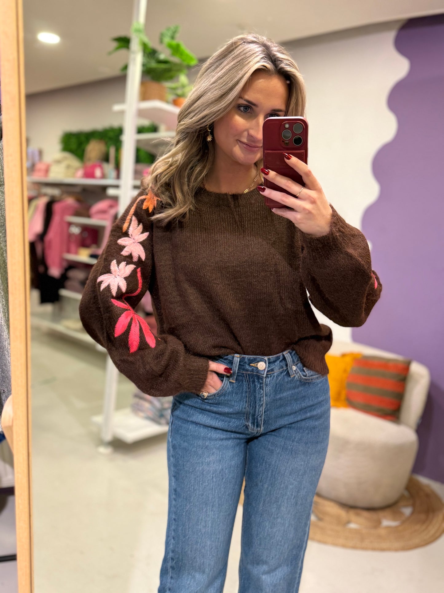 Donker bruine trui met geborduurde bloemen