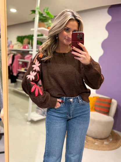 Donker bruine trui met geborduurde bloemen