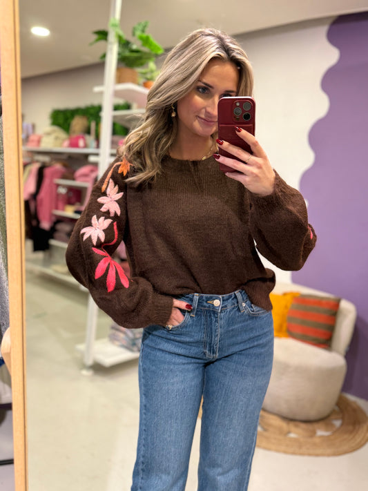 Donker bruine trui met geborduurde bloemen