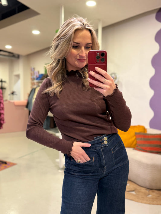 Longsleeve met ruffle kraag bruin