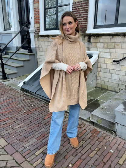 Gebreide Poncho met col zand
