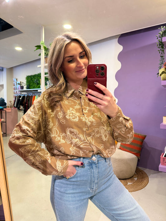 Zandkleurige blouse met borduursel