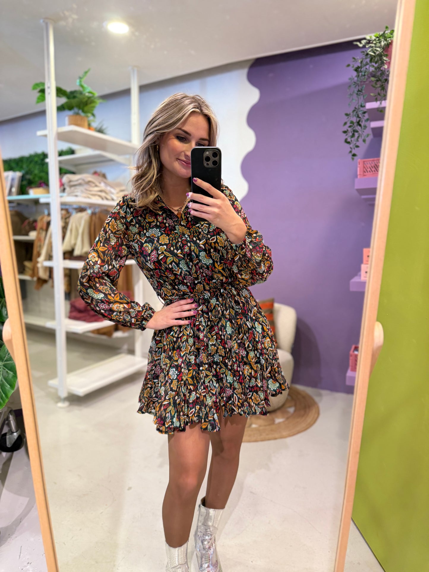 Elegante zwarte jurk met kleurrijke bloemen print