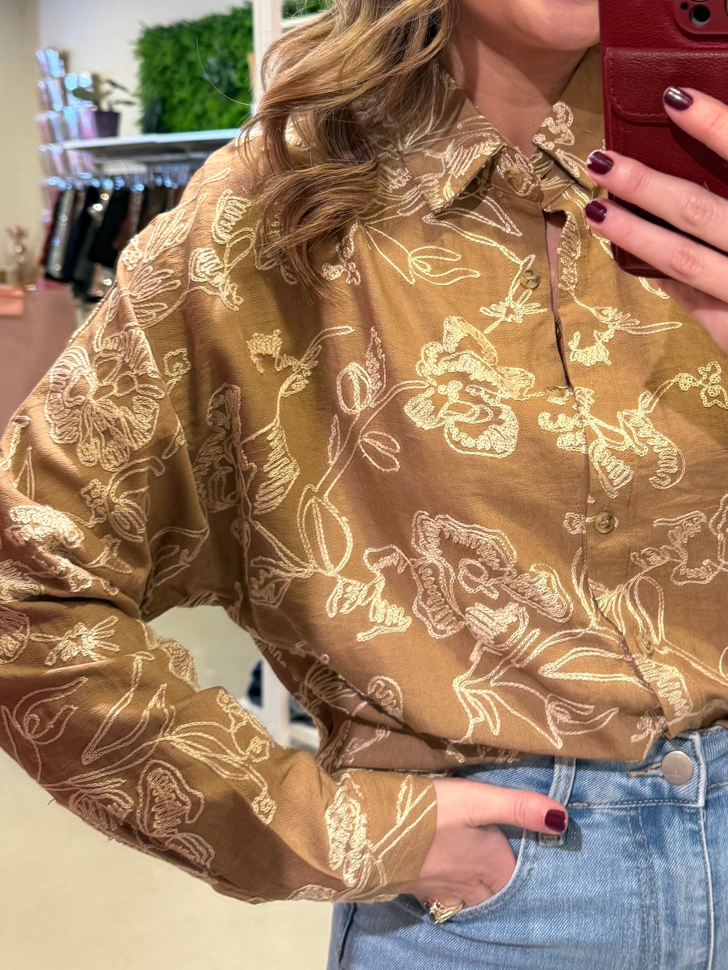 Zandkleurige blouse met borduursel
