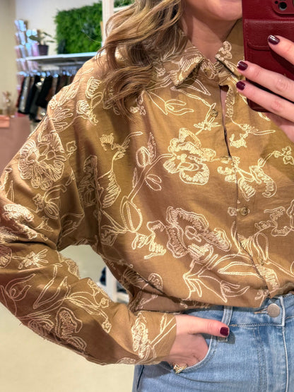 Zandkleurige blouse met borduursel