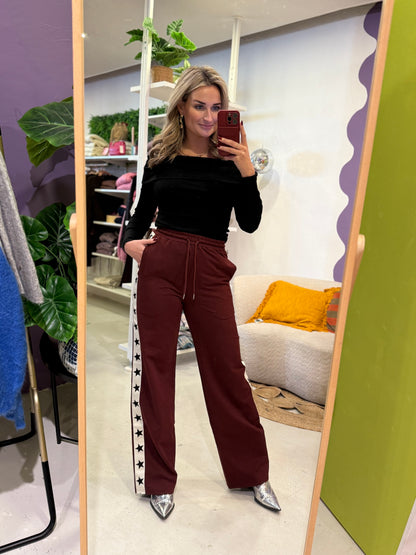 Sporty bordeaux  broek met sterren bies
