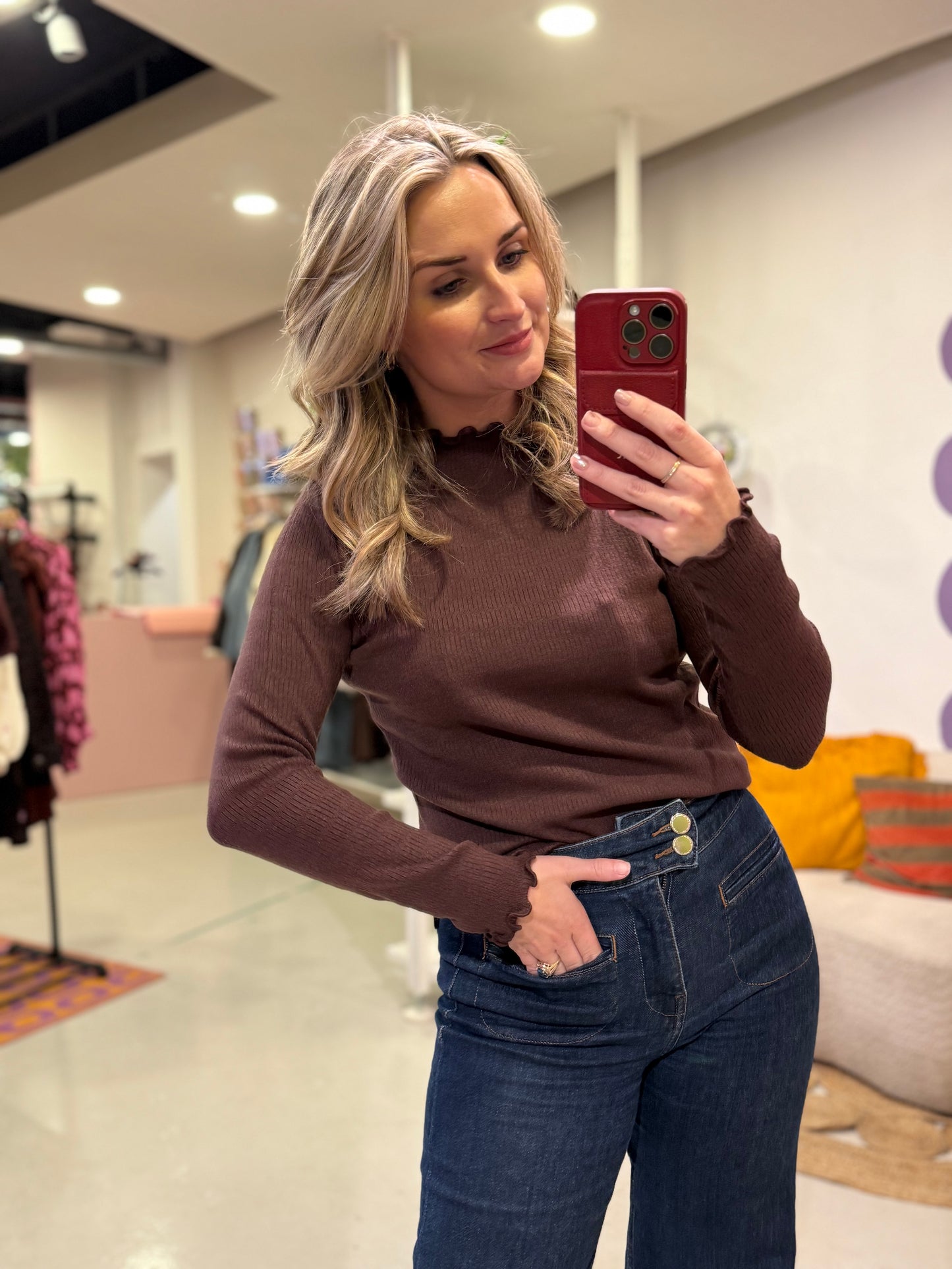 Longsleeve met ruffle kraag bruin