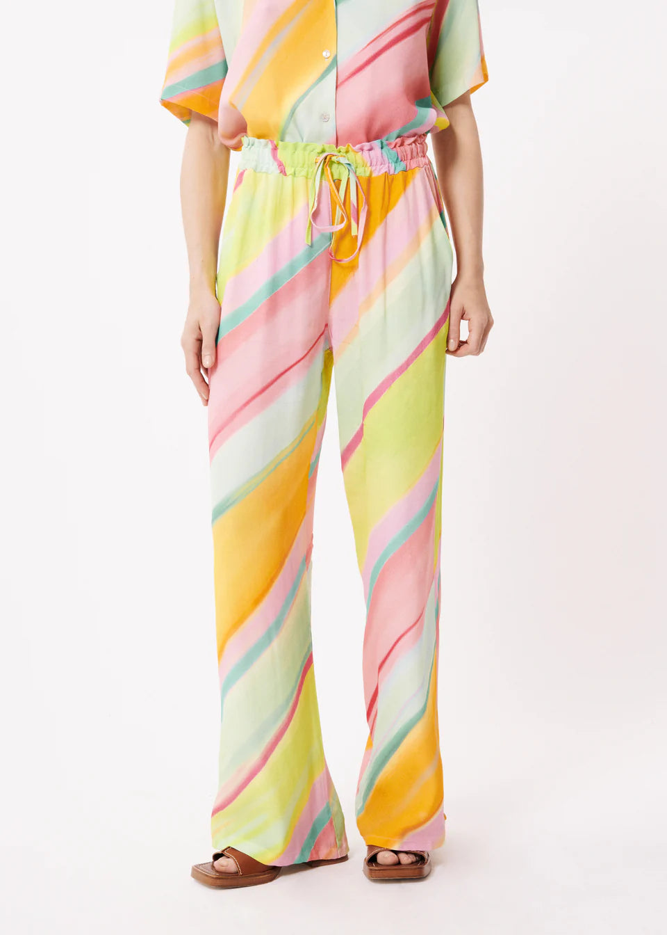 Broek met diagonale regenboog print