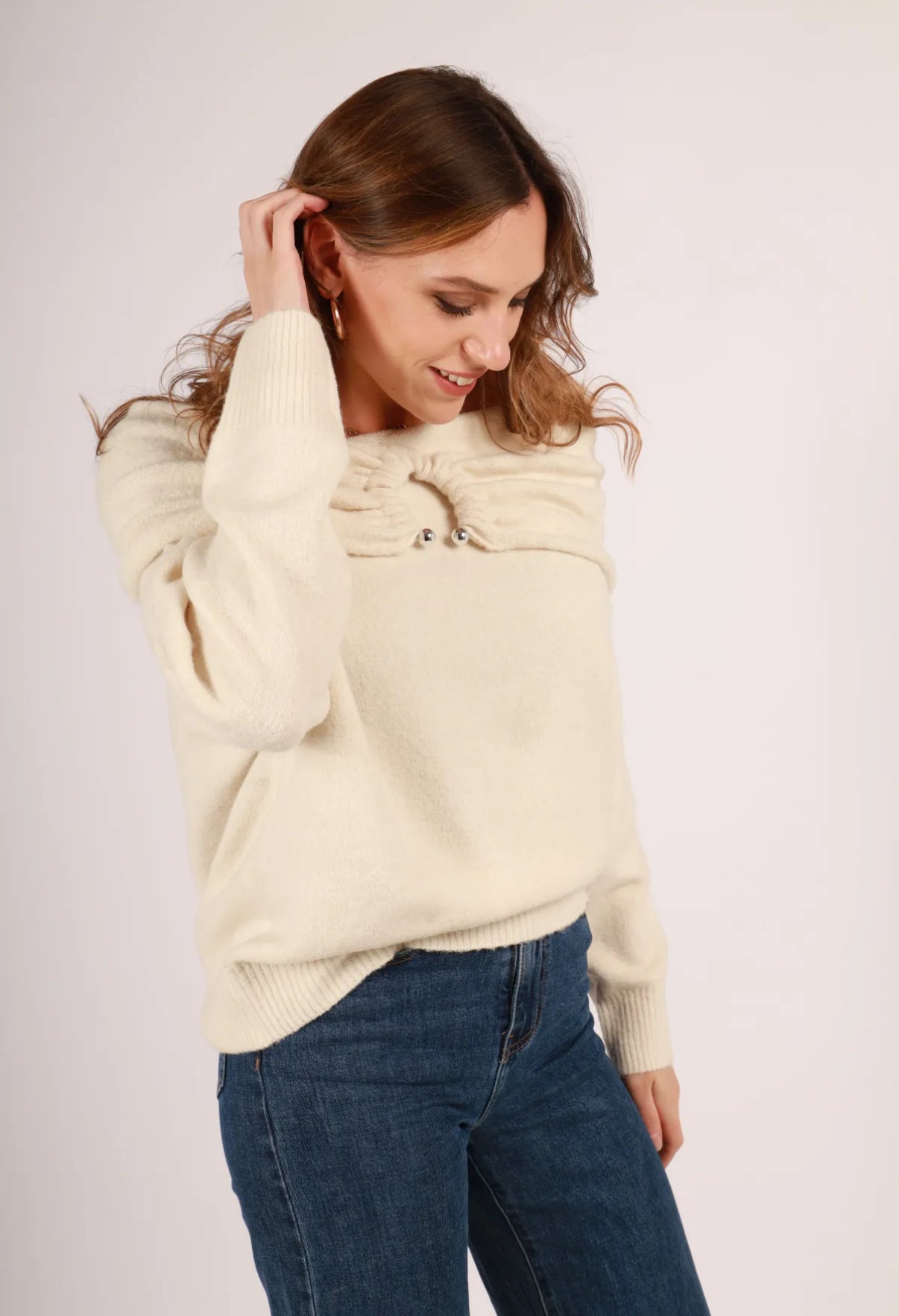 Off-shoulder trui met detail aan voorkant ecru