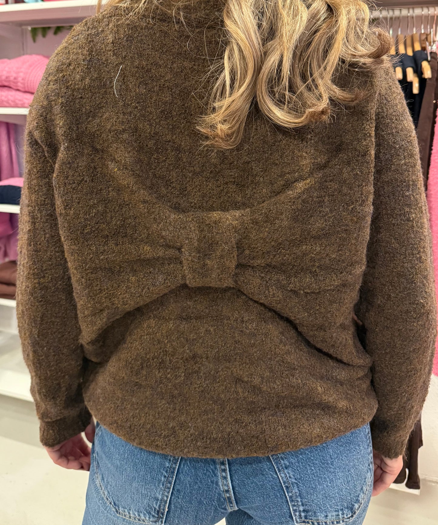 Bruine trui met strik detail op de rug