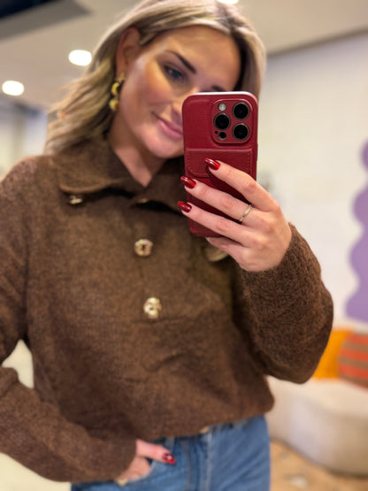 Bruine trui met gouden knopen