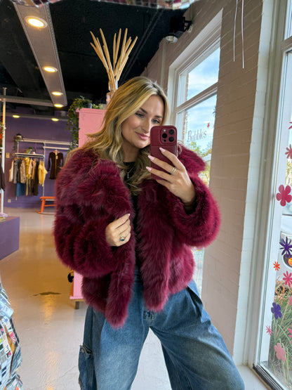 Korte bordeaux faux fur jas