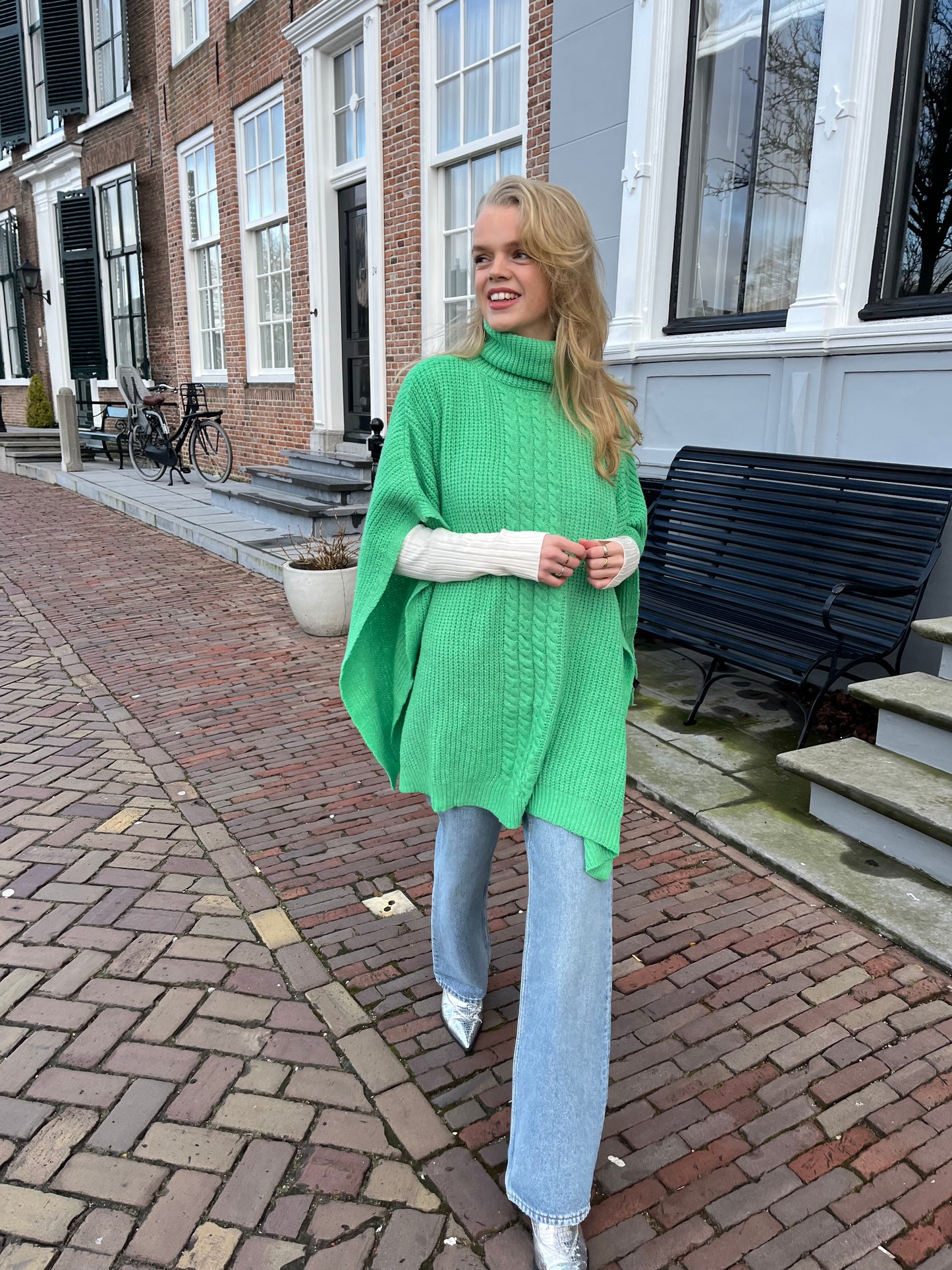 Gebreide Poncho met col groen