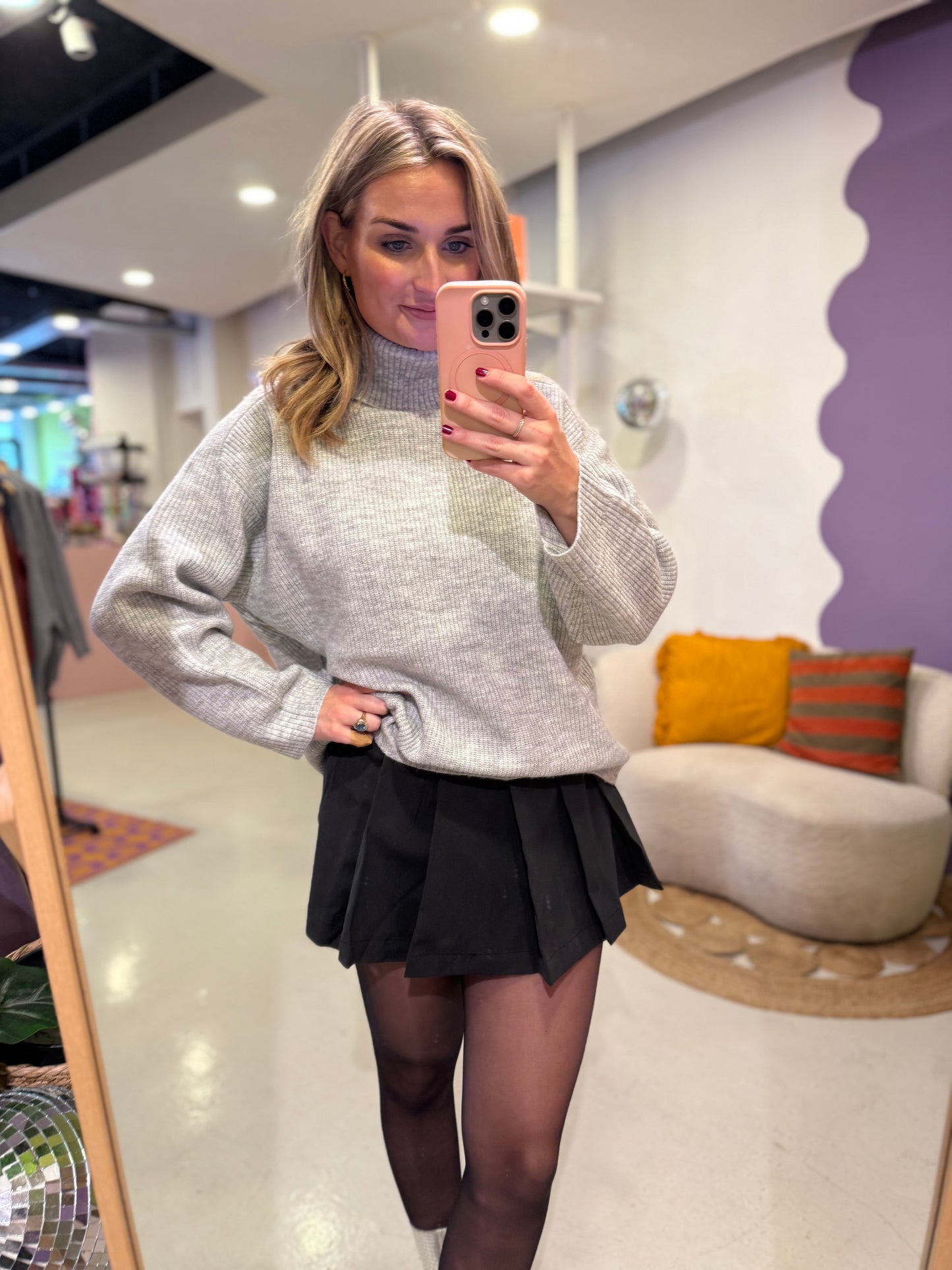 Losvallende gebreide trui met col grijs