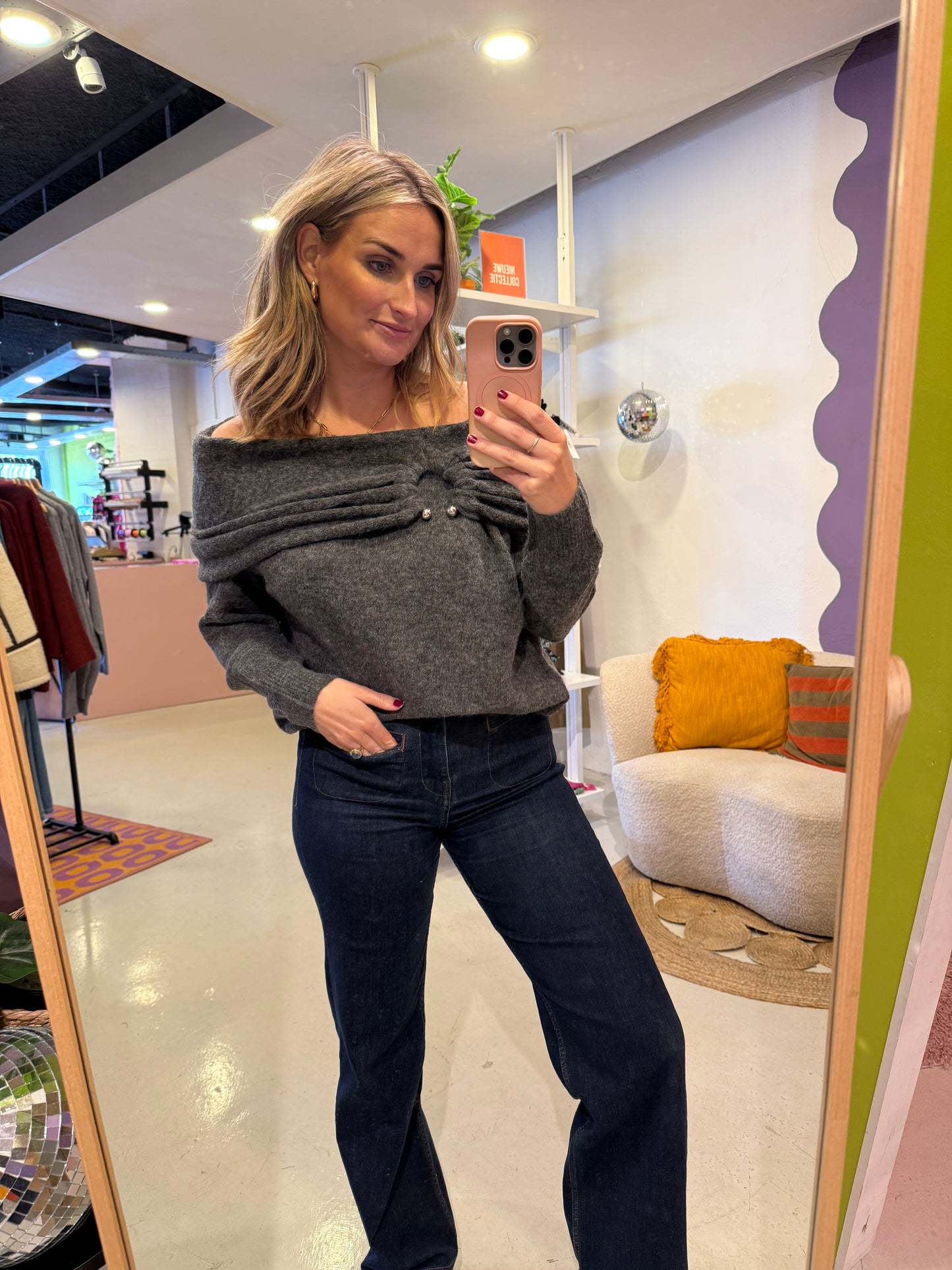 Off-shoulder trui met detail aan voorkant grijs