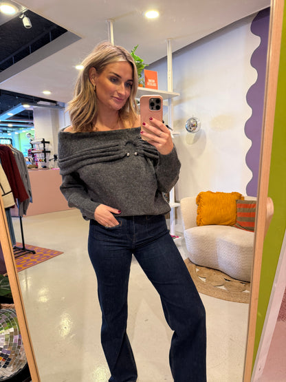 Off-shoulder trui met detail aan voorkant grijs