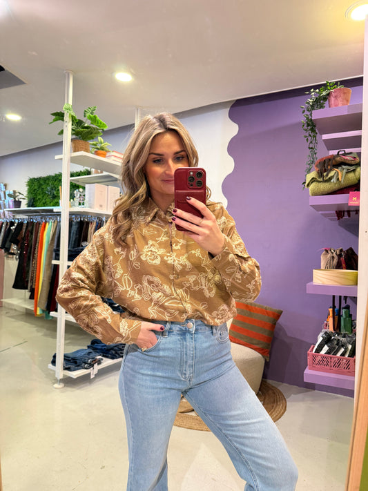 Zandkleurige blouse met borduursel