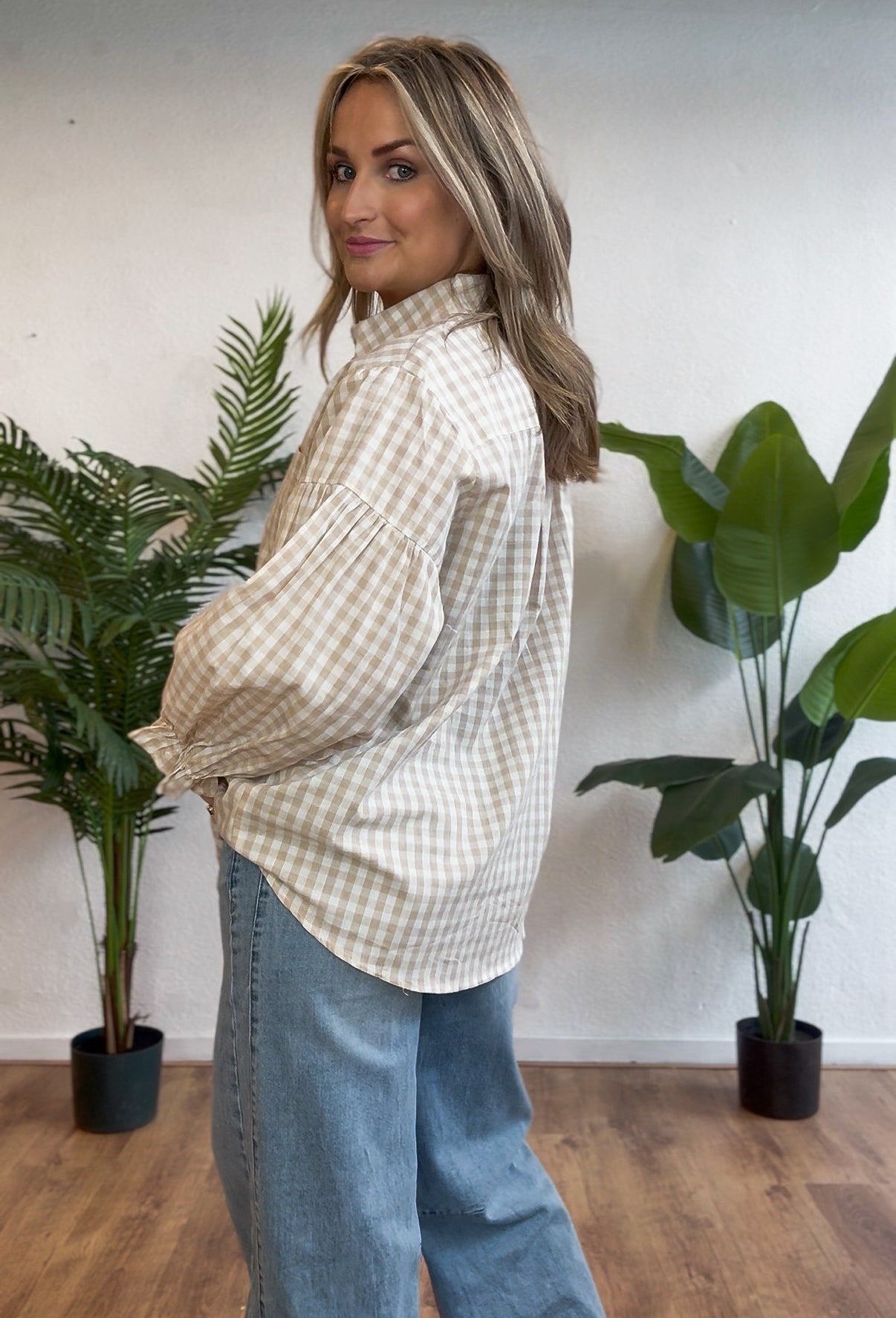 Geblokte blouse met ruffles zand