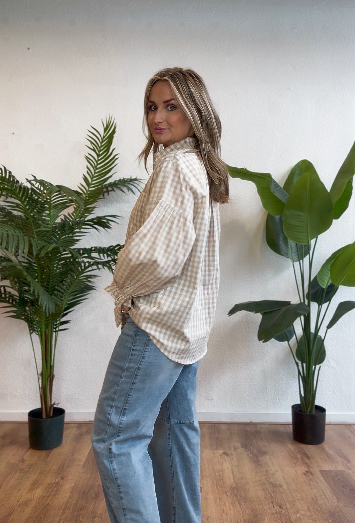 Geblokte blouse met ruffles zand