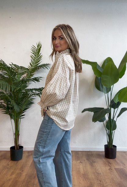 Geblokte blouse met ruffles zand
