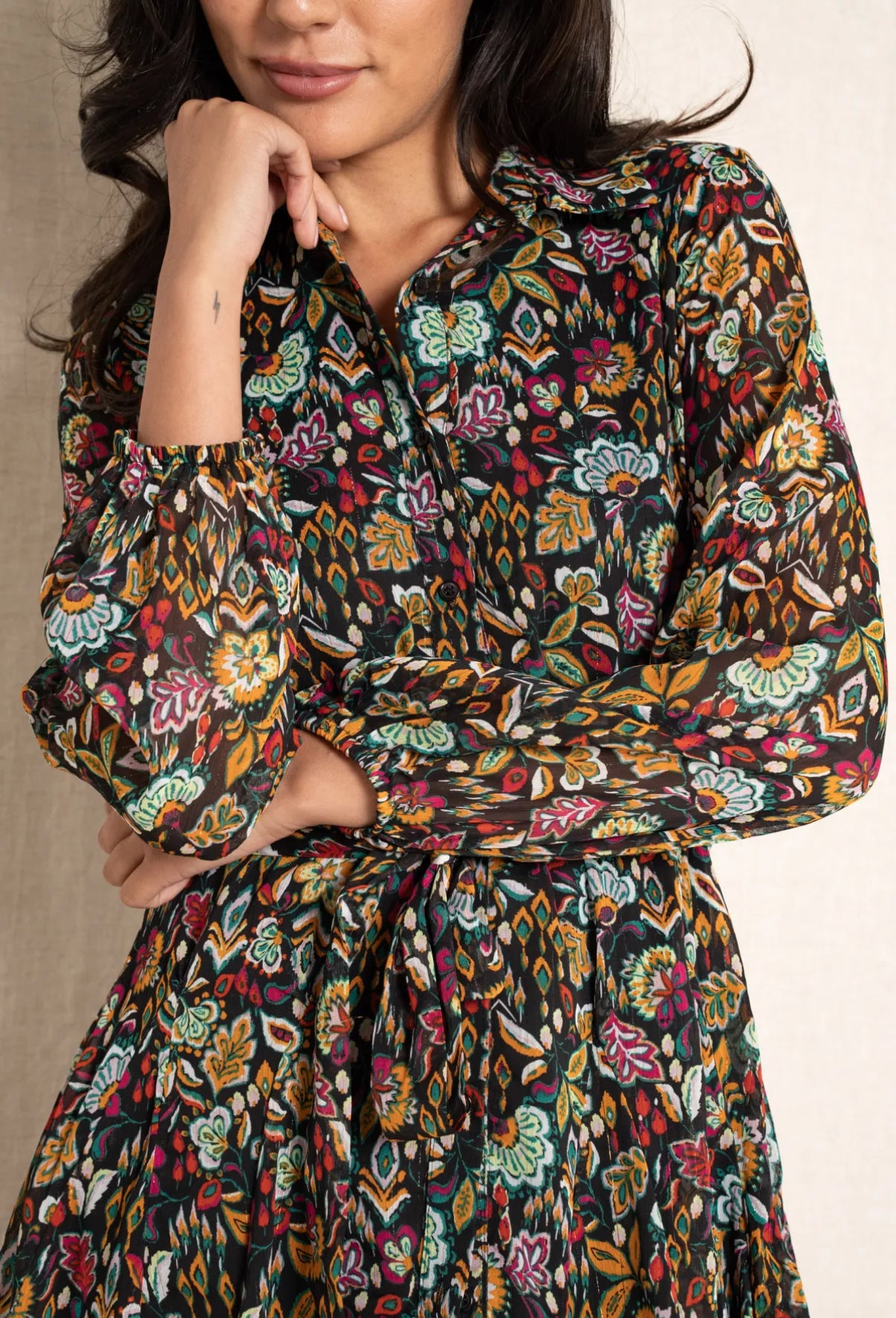 Elegante zwarte jurk met kleurrijke bloemen print