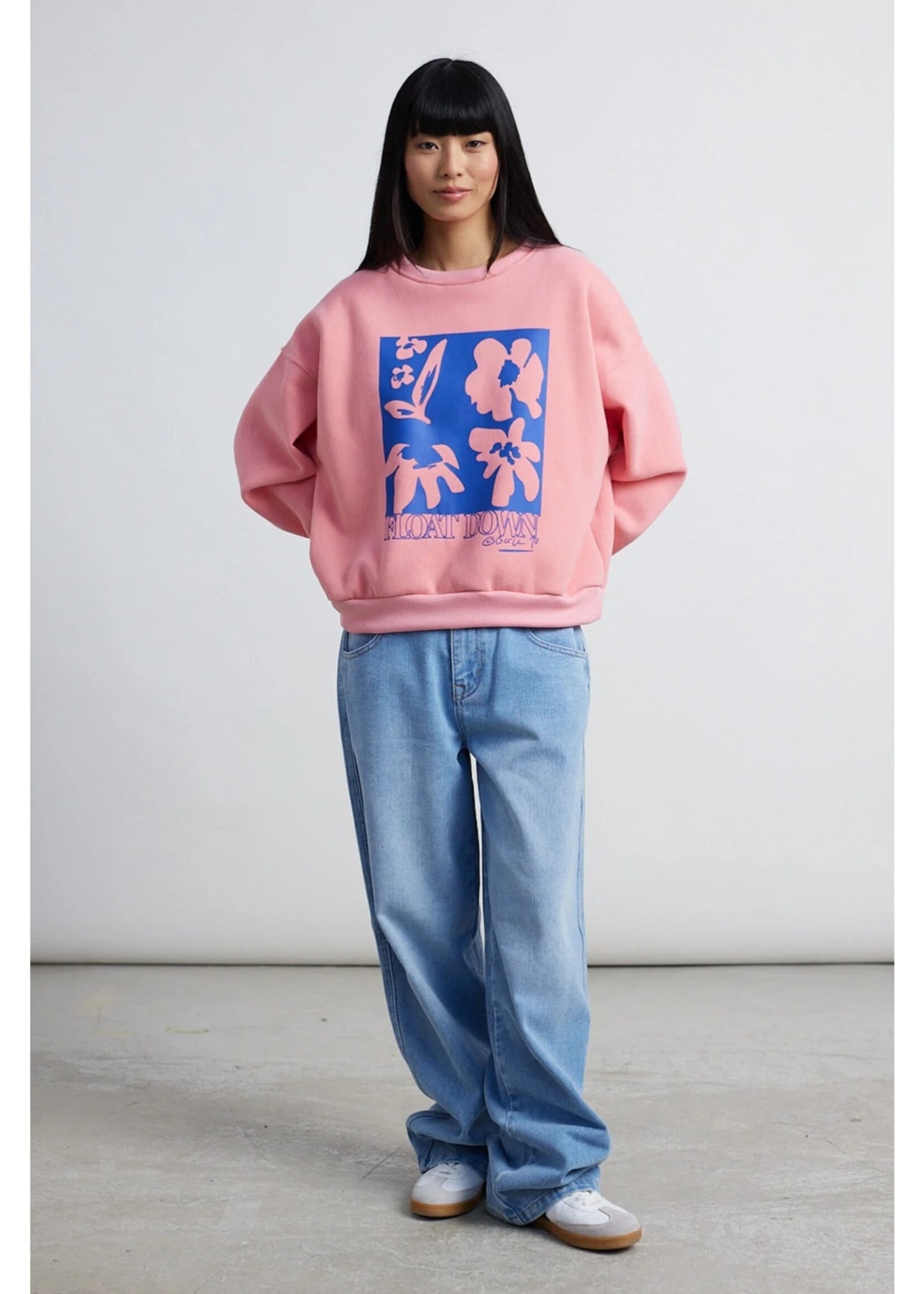 Roze sweater met blauwe opdruk