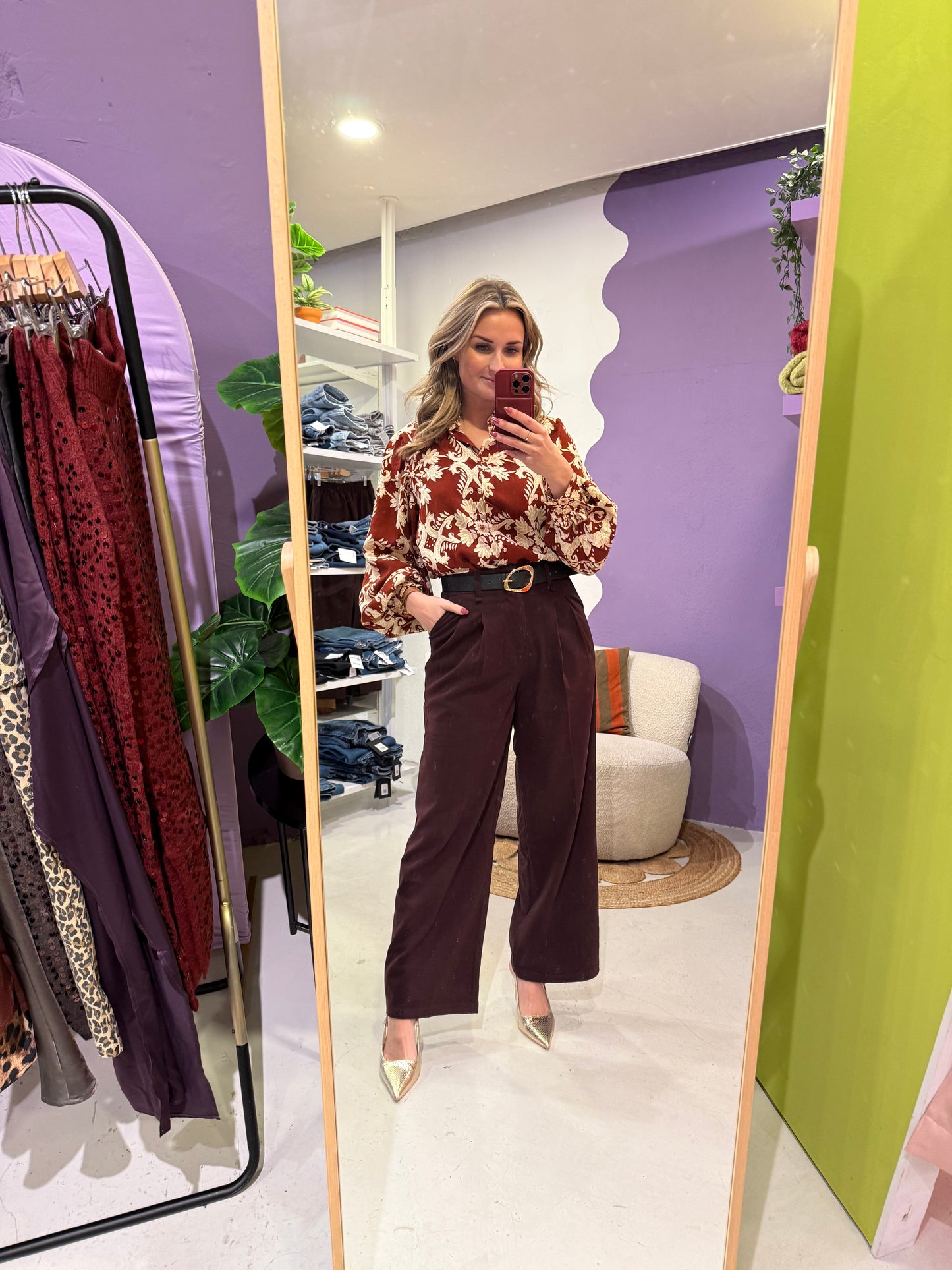 Pantalon bordeaux met riem