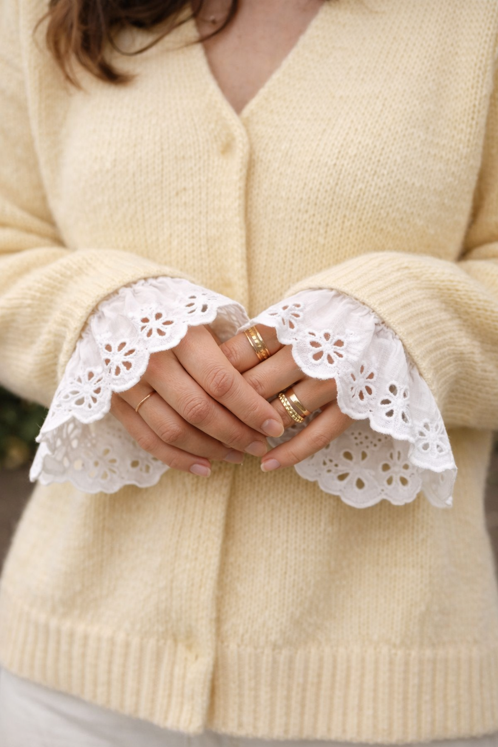 Lace cuffs flower wit