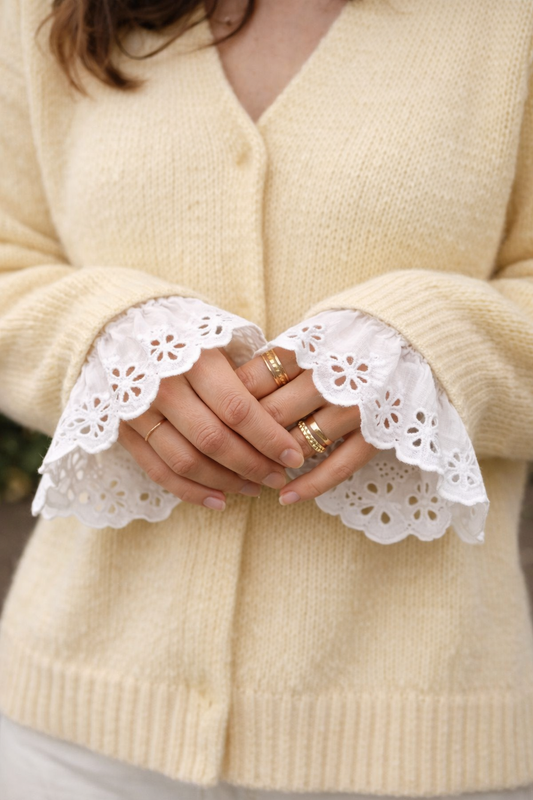 Lace cuffs flower wit