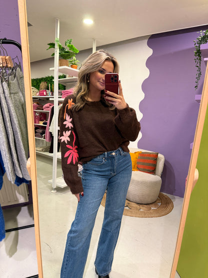 Donker bruine trui met geborduurde bloemen