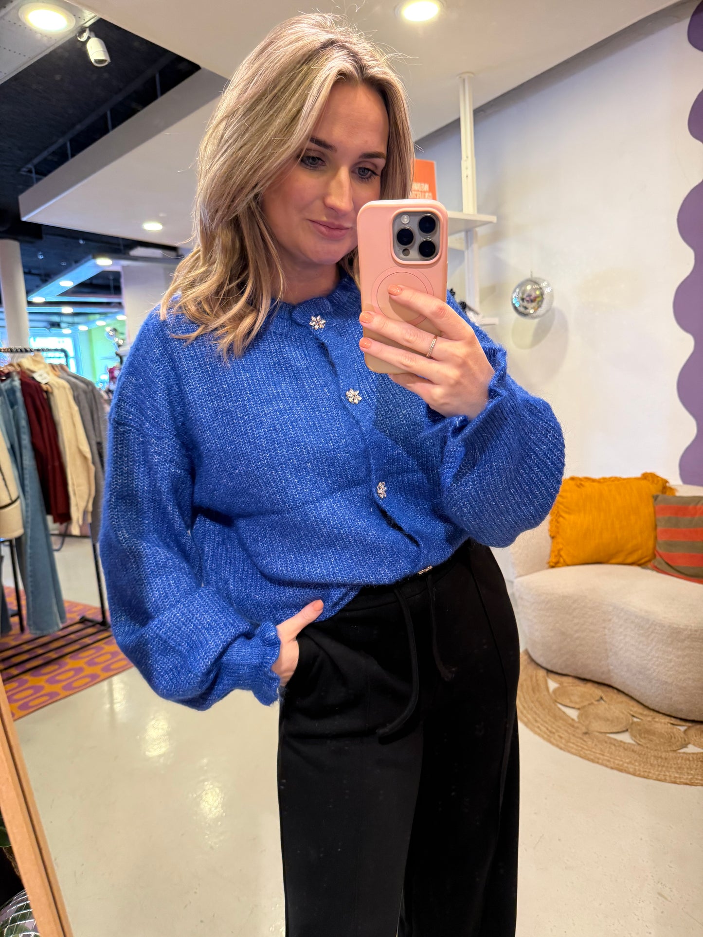 Gebreid cobalt vest met glitter knopen