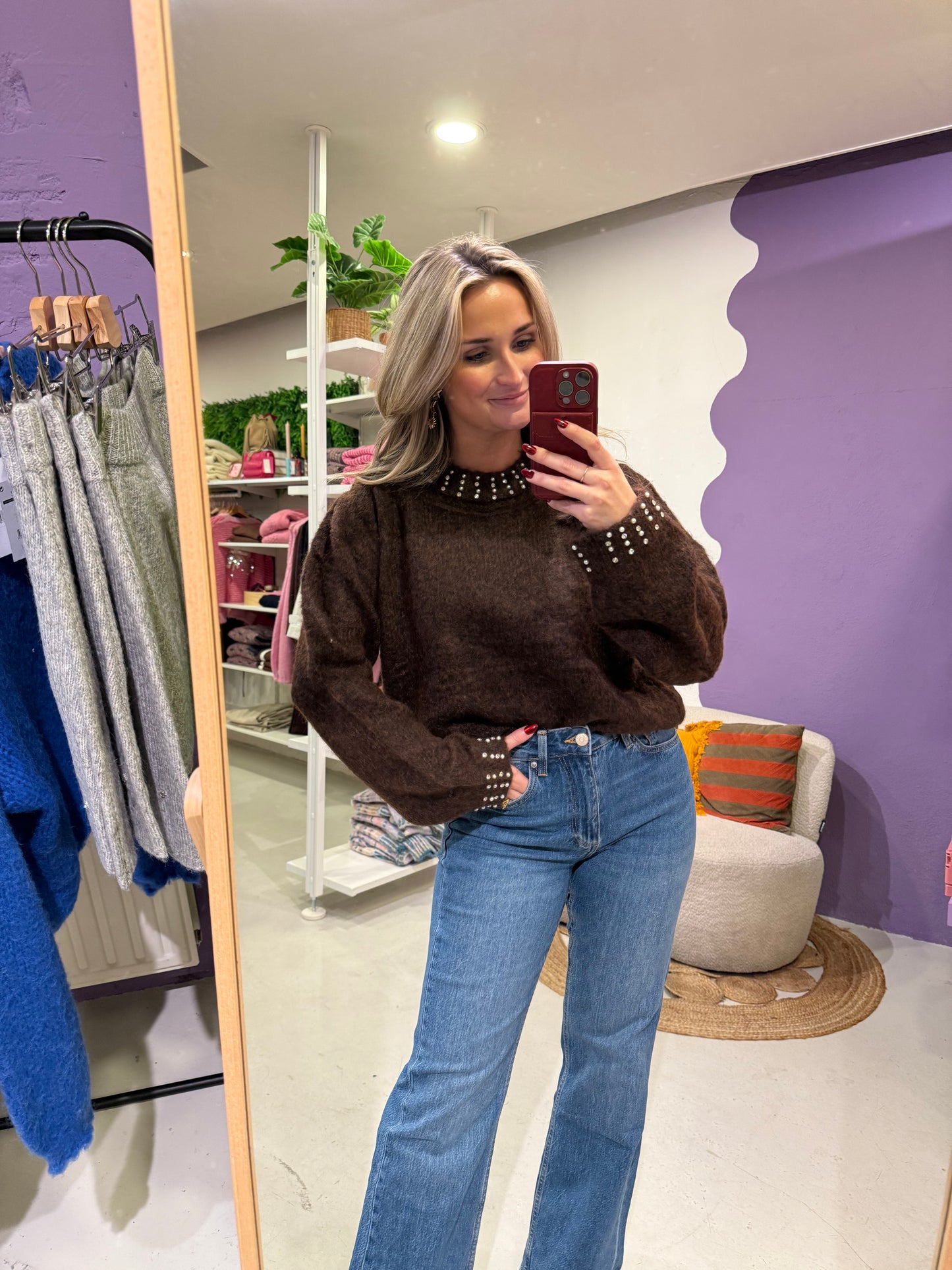 Bruine trui met parel en glitter details