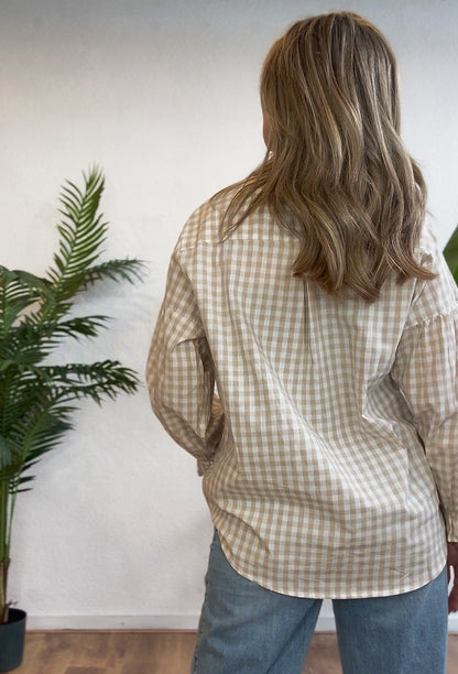 Geblokte blouse met ruffles zand
